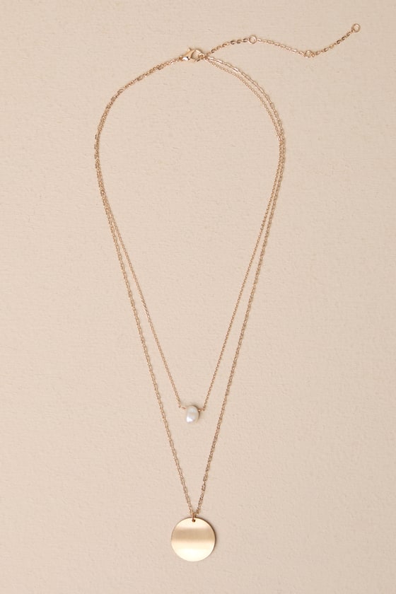 Effortlessly Ravishing Gold Pearl Pendant Layered Necklace